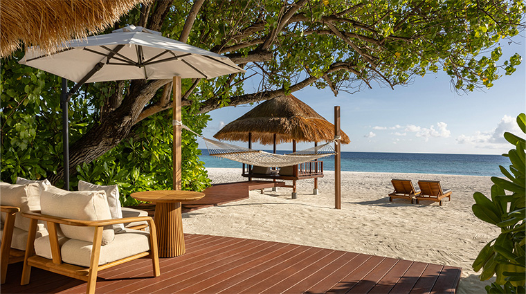 banyan tree vabbinfaru beachfront