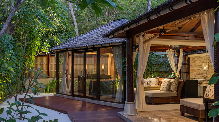 banyan tree vabbinfaru villa exterior