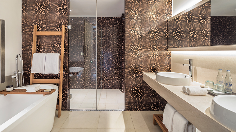 como uma canggu bathroom
