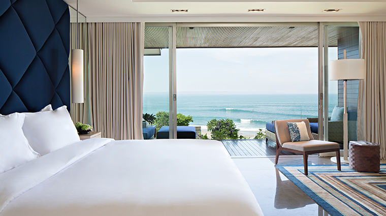 como uma canggu penthouse bedroom