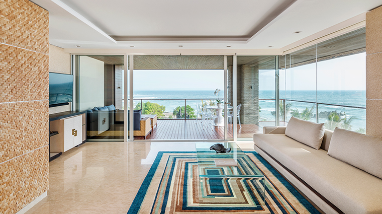 como uma canggu penthouse living room
